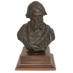 WILLEMIN - Escultura em bronze patinado representando busto de Michel Ange. Base quadrangular em madeira sobre peanha com borda em degraus. Assinatura ilegível no dorso da escultura. 25 x 20 x 12 cm. 6,5 x 19 x 19 cm (base de madeira). Lote pertencente ao acervo de tradicional família paulistana de Américo Moreira dos Santos e Anella Mafalda Malzoni.