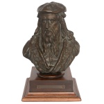 WILLEMIN - Escultura em bronze patinado representando busto de Leonardo da Vinci. Base quadrangular em madeira sobre peanha com borda em degraus. Assinatura ilegível no dorso da escultura.  25 x 19 x 12 cm / base 6,5 x 19 x 19 cm. Lote pertencente ao acervo de tradicional família paulistana de Américo Moreira dos Santos e Anella Mafalda Malzoni.