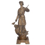 Escultura em bronze patinado representando artesão fundidor no seu ofício. Base quadrangular com pés recortados. No fundo marcado ART GUARISSE. 50 x 23 x 14 cm. Lote pertencente ao acervo de tradicional família paulistana de Américo Moreira dos Santos e Anella Mafalda Malzoni.