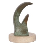 STELA YAMIN - Escultura de bronze patinado apoiada em base redonda de mármore. Assinado. 11 x 6 cm (escultura). 2 x 9,5 cm (base). Lote pertencente ao acervo de tradicional família paulistana de Américo Moreira dos Santos e Anella Mafalda Malzoni.