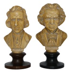 Par de esculturas de resina representando Busto de Chopin e Beethoven. Apoiadas em bases de madeira. 16 x 9 x 8 cm e16 x 11 x 8 cm. 5 x 8 cm (base). Sinais do tempo. Pequeno bicado no nariz do Chopin. As duas esculturas têm pequenos bicados. Lote pertencente ao acervo de tradicional família paulistana de Américo Moreira dos Santos e Anella Mafalda Malzoni.