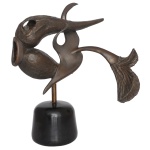 Escultura de bronze na forma de peixe com base de pedra. Assinada Moraes. 44 x 40 x 14 cm. Base com pequeno quebrado e Apresenta um lado colado.  Lote pertencente ao acervo de tradicional família paulistana de Américo Moreira dos Santos e Anella Mafalda Malzoni.