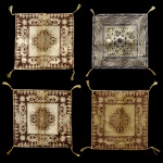 Conjunto de quatro capas indianas de seda para almofadas. Com zíper. Novas. Sem uso. 38 x 38 cm. Lote pertencente ao acervo de tradicional família paulistana de Américo Moreira dos Santos e Anella Mafalda Malzoni.