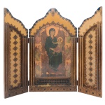 Tríptico policromado em madeira, com ícone ao centro apresentando Nossa Senhora com o Menino Deus ladeada por anjos. Laterais decoradas por reservas com estilizações geométricas. Lados externas ornados com medalhões e volutas realçadas a ouro e verso decorado com arabescos florais. 43 x 25 cm (fechado). 43 x 51 cm (aberto). Lote pertencente ao acervo de tradicional família paulistana de Américo Moreira dos Santos e Anella Mafalda Malzoni.
