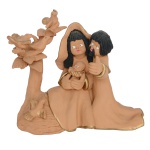 Arte Popular Brasileira. Grupo escultórico em terracota policromada representando família. 22 x 25 x 15 cm. Lote pertencente ao acervo de tradicional família paulistana de Américo Moreira dos Santos e Anella Mafalda Malzoni.