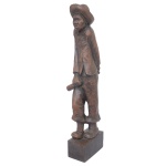 Arte Popular Brasileira - ADOGLIO. Escultura de madeira entalhada representando trabalhador. Assinada Adolfo. 62 x 9 x 15 cm. Lote pertencente ao acervo de tradicional família paulistana de Américo Moreira dos Santos e Anella Mafalda Malzoni.
