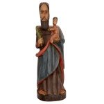 Arte Popular Brasileira  São José com Menino Jesus. Escultura em madeira entalhada e policromada. Ass. com as iniciais ZPS. 53 x 12 x 12 cm. Lote pertencente ao acervo de tradicional família paulistana de Américo Moreira dos Santos e Anella Mafalda Malzoni.