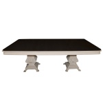 Mesa para jantar em madeira patinada em tons de areia. Tampo retangular, apoiado em colunas de formato balaústre de secção quadrangular ornadas por folhagens. Bases com bordas em degraus com pequenos pés recurvos. Acompanha tampo de vidro escurecido. 75 x 220 x 105 cm.  Lote pertencente ao acervo de tradicional família paulistana de Américo Moreira dos Santos e Anella Mafalda Malzoni. Este lote encontra-se na residência no Ibirapuera, SP e a retirada devera ser feita a partir do endereço com a orientação da organizadora do leilão.