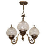 Lustre em bronze dourado e cristal, construído com três globos cônicos lapidados em bico de jaca e sustentados por braços recurvos rematados por folhagens. Haste central curta, encimada por corrente e arremate superior. 78 x 57 cm.  Lote pertencente ao acervo de tradicional família paulistana de Américo Moreira dos Santos e Anella Mafalda Malzoni. Este lote encontra-se na residência no Ibirapuera, SP e a retirada devera ser feita a partir do endereço com a orientação da organizadora do leilão.