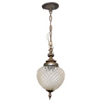 Lustre em bronze dourado e cristal, construído com globo cônico lapidado em bico de jaca. Arremate superior anelado, encimado por corrente e rematado por adorno circular. 70 x 20 cm.  Lote pertencente ao acervo de tradicional família paulistana de Américo Moreira dos Santos e Anella Mafalda Malzoni. Este lote encontra-se na residência no Ibirapuera, SP e a retirada devera ser feita a partir do endereço com a orientação da organizadora do leilão.