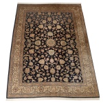 Antigo Tapete Persa medindo 353 x 277 cm. Lote pertencente ao acervo de tradicional família paulistana de Américo Moreira dos Santos e Anella Mafalda Malzoni.  Lote pertencente ao acervo de tradicional família paulistana de Américo Moreira dos Santos e Anella Mafalda Malzoni. Este lote encontra-se na residência no Ibirapuera, SP e a retirada devera ser feita a partir do endereço com a orientação da organizadora do leilão.