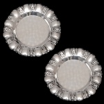 Par de salvas fundas em prata brasileira repuxada e cinzelada, ornamentadas por bordas moldadas com gomos alternados por florões. Fundos lisos. Contrastes da prata brasileira 833 mls e marcas de prateiro de São Paulo. 9 cm. 91 gramas. Lote pertencente ao acervo de tradicional família paulistana de Américo Moreira dos Santos e Anella Mafalda Malzoni.