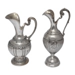Par de jarras de metal. 35 x 15 x 13 cm / 29 x 18 x 14 cm. Lote pertencente ao acervo de tradicional família paulistana de Américo Moreira dos Santos e Anella Mafalda Malzoni.