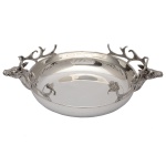 Centro de mesa de metal com cabeça de alces. 13 x 50 x 34 cm. Lote pertencente ao acervo de tradicional família paulistana de Américo Moreira dos Santos e Anella Mafalda Malzoni.