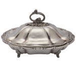 Legumeira de metal retangular Shefield Plate. 20 x 33 x 26 cm. Lote pertencente ao acervo de tradicional família paulistana de Américo Moreira dos Santos e Anella Mafalda Malzoni.