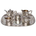 Serviço para chá e café de metal Fracalanza, constando de: bandeja (41 x 31 cm / desgastes), bule para café (11 x 15 cm), bule para chá (10 x 15 cm), leiteira ( 9 x 13 cm), açucareiro (9 x 13 cm) e cremeira (7 x 12 cm). Lote pertencente ao acervo de tradicional família paulistana de Américo Moreira dos Santos e Anella Mafalda Malzoni.