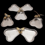 Conjunto de porta petiscos de metal em formato de pera (29 x 25 cm / 29 x 18 cm / 22 x 12 cm / 18 x 13 cm) e em formato de maça (29 x 25 cm / 29 x 18 cm). Lote pertencente ao acervo de tradicional família paulistana de Américo Moreira dos Santos e Anella Mafalda Malzoni.
