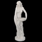 Estátua em cimento pintado representando figura feminina de pé, com tigela nas mãos. Base circular. 175 x 60 x 47 cm. O LOTE ENCONTRA-SE NA ÁREA EXTERNA DA CASA E APRESENTA SINAIS DO TEMPO E ALGUNS BICADOS. Lote pertencente ao acervo de tradicional família paulistana de Américo Moreira dos Santos e Anella Mafalda Malzoni. Este lote encontra-se na residência no Ibirapuera, SP e a retirada devera ser feita a partir do endereço com a orientação da organizadora do leilão.