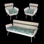 Conjunto para área externa constando de sofá e par de poltronas, construídos com estrutura tubular, revestido em ratan natural pintado. Encosto reto ladeado por braços revirados. Assento com três almofadas forradas com tecido estampado com folhagens, apoiado em saia com pés inclinados. 73 x 163 x 60 cm (sofá). 76 x 64 x 60 cm (poltronas). BASES DE MADEIRA DOS ASSENTOS PRECISAM SER SUBSTITUÍDAS.  Lote pertencente ao acervo de tradicional família paulistana de Américo Moreira dos Santos e Anella Mafalda Malzoni. Este lote encontra-se na residência no Ibirapuera, SP e a retirada deverá ser feita a partir do endereço com a orientação da organizadora do leilão.