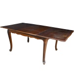 Mesa de jantar em madeira lisa e lustrada. Tampo retangular com borda recortada, extensível com duas tábuas de aumento. Saia ondulada apoiada em pernas suavemente recurvas rematadas por pés com sapatas. 78 x 205 x 107 cm (aberta). 78 x 137 x 107 cm (fechada). Sinais do tempo. PRECISA DE RESTAURO. NO ESTADO.   Lote pertencente ao acervo de tradicional família paulistana de Américo Moreira dos Santos e Anella Mafalda Malzoni. Este lote encontra-se na residência no Ibirapuera, SP e a retirada devera ser feita a partir do endereço com a orientação da organizadora do leilão.