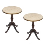 Par de mesas laterais de forma circular em madeira com tampo de mármore. Pernas torneadas com quatro pés. 58 x 47 cm. PRECISA DE RESTAURO. NO ESTADO.   Lote pertencente ao acervo de tradicional família paulistana de Américo Moreira dos Santos e Anella Mafalda Malzoni. Este lote encontra-se na residência no Ibirapuera, SP e a retirada devera ser feita a partir do endereço com a orientação da organizadora do leilão.
