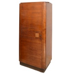 Armário de quarto Art Déco, de formato retangular, em madeira clara e folheada com belos veios naturais. Frente com quinas levemente abauladas e porta abrindo para a esquerda, revelando quatro prateleiras internas. Frontão liso, base alta e retraída. Fabricação da Fergo S.A. Indústria Mobiliária.170 x 70 x 45 cm. PRECISA DE RESTAURO. NO ESTADO.   Lote pertencente ao acervo de tradicional família paulistana de Américo Moreira dos Santos e Anella Mafalda Malzoni. Este lote encontra-se na residência no Ibirapuera, SP e a retirada devera ser feita a partir do endereço com a orientação da organizadora do leilão.