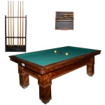 Original mesa de bilhar, construída em madeira ornamentada em marqueterie por frisos e adornos geométricos. Tampo forrado com feltro verde, apoiado em saia reta e larga. Pernas no formato de pilastras de secção quadrangular, reunidas por montantes laterais retos e apoiadas em pés levemente retraídos. Apresenta rótulo da loja Tacolandia  Rua dos Sorocabanos  Ipiranga  São Paulo. Acompanha porta tacos de parede com seis tacos e marcador de pontos com lousa em ardósia. 80 x 219 x 120 cm (mesa). 100 x 58 x 15 cm (suporte para tacos). 127 cm (tacos).  45 x 45 cm (marcador de pontos).   Lote pertencente ao acervo de tradicional família paulistana de Américo Moreira dos Santos e Anella Mafalda Malzoni. Este lote encontra-se na residência no Ibirapuera, SP e a retirada devera ser feita a partir do endereço com a orientação da organizadora do leilão. O MESMO ENCONTRA-SE NA ADEGA DA RESIDENCIA NO PORÃO E RETIRADA É DE INTEIRA RESPONSABILIDADE DO COMPRADOR. CASO QUERIA VISITAR O LOCAL PODERÁ SER AGENDADO UMA VISITA.