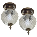 Par de lustres em bronze dourado e cristal, construído com globo cônico lapidado em bico de jaca, encimado por arremate liso em coroa. Ponteira inferior com adorno floral. 34 x 20 cm.  Lote pertencente ao acervo de tradicional família paulistana de Américo Moreira dos Santos e Anella Mafalda Malzoni.  Lote pertencente ao acervo de tradicional família paulistana de Américo Moreira dos Santos e Anella Mafalda Malzoni. Este lote encontra-se na residência no Ibirapuera, SP e a retirada devera ser feita a partir do endereço com a orientação da organizadora do leilão.