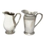 Conjunto de 2 jarras para água de metal prateado. Manufatura Nacional Eberle. Apresenta desgastes no metal. No estado.  22 x 20 cm / 21 x 18 cm.  Lote pertencente ao acervo de tradicional família paulistana de Américo Moreira dos Santos e Anella Mafalda Malzoni.