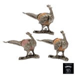 Conjunto de três estatuetas em estanho representando faisões com corpos em pedra polida. Marcas do material Peltro e do fabricante MFS. 10 x 20 x 7 cm.  Lote pertencente ao acervo de tradicional família paulistana de Américo Moreira dos Santos e Anella Mafalda Malzoni.
