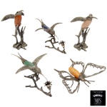 Conjunto de quatro estatuetas em estanho representando borboleta e beija flor com corpos em pedra polida. Marcas do material Peltro e do fabricante MFS. 12 x 4 cm (maior). 4 x 11 cm (menor).  Lote pertencente ao acervo de tradicional família paulistana de Américo Moreira dos Santos e Anella Mafalda Malzoni.