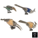 Conjunto de quatro estatuetas em estanho representando pavões e tucanos com corpos em pedra polida. Marcas do material Peltro e do fabricante MFS. 4 x 15 cm (maior). 4 x 10 cm (menor).  Lote pertencente ao acervo de tradicional família paulistana de Américo Moreira dos Santos e Anella Mafalda Malzoni.