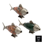 Conjunto de três estatuetas em estanho representando peixes com corpos em pedra polida. Marcas do material Peltro e do fabricante MFS. 5 x 10 cm. Lote pertencente ao acervo de tradicional família paulistana de Américo Moreira dos Santos e Anella Mafalda Malzoni.