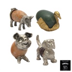 Conjunto de quatro estatuetas em estanho representando porcos, cachorro e cisne com corpos em pedra polida. Marcas do material Peltro e do fabricante MFS. 5 x 3 cm. Lote pertencente ao acervo de tradicional família paulistana de Américo Moreira dos Santos e Anella Mafalda Malzoni.