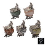 Conjunto de cinco estatuetas em estanho representando galinhas com corpos em pedra polida. Marcas do material Peltro e do fabricante MFS. 7 x 4 cm. Lote pertencente ao acervo de tradicional família paulistana de Américo Moreira dos Santos e Anella Mafalda Malzoni.