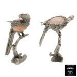 Conjunto de duas estatuetas em estanho representando papagaios com corpos em pedra polida. Marcas do material Peltro e do fabricante MFS. 15 x 9 x 6 cm. Lote pertencente ao acervo de tradicional família paulistana de Américo Moreira dos Santos e Anella Mafalda Malzoni.