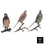 Conjunto de três estatuetas em estanho representando araras e gavião com corpos em pedra polida. Marcas do material Peltro e do fabricante MFS. 12 x 9 x 6 cm (maior).  9 x 5 x 3 cm (menor). Lote pertencente ao acervo de tradicional família paulistana de Américo Moreira dos Santos e Anella Mafalda Malzoni.