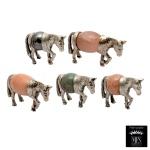 Conjunto de cinco estatuetas em estanho representando cavalos com corpos em pedra polida. Marcas do material Peltro e do fabricante MFS. 4 x 6 x 2 cm. Lote pertencente ao acervo de tradicional família paulistana de Américo Moreira dos Santos e Anella Mafalda Malzoni.