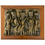 Placa retangular em bronze polido, lavrada em alto relevo, representando colhedores de uvas com cestos e instrumentos de música. Assinada. Moldura em pinho de Riga. 24 x 32 cm (MI). 32 x 40 cm (ME). Lote pertencente ao acervo de tradicional família paulistana de Américo Moreira dos Santos e Anella Mafalda Malzoni.
