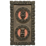 Placa retangular de parede em cerâmica possivelmente mexicana, representando medalhões com divindades astecas, ladeada por borda com 49 x 28 cm. Lote pertencente ao acervo de tradicional família paulistana de Américo Moreira dos Santos e Anella Mafalda Malzoni.