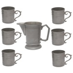 Conjunto para bebidas em estanho. No fundo marcado VR X MG.  Constando de 1 jarra para água (13 x 17 x 9.5 cm) e 6 canecas (8 x 10 x 8 cm. Lote pertencente ao acervo de tradicional família paulistana de Américo Moreira dos Santos e Anella Mafalda Malzoni.