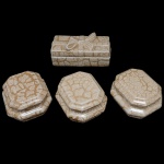 Conjunto com 4 caixas de cerâmica policromada e marmorizada. Apresenta selo DR  Dela Robia, sendo 3 caixas hexagonais (8 x 15 x 12 cm) e 1 caixa retangular (7 x 20 x 10 cm). Lote pertencente ao acervo de tradicional família paulistana de Américo Moreira dos Santos e Anella Mafalda Malzoni.