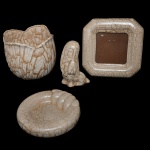 Conjunto com 4 caixas de cerâmica policromada e marmorizada. DR  Dela Robia. Sendo: 1 porta retrato (21 x 25 cm), 1 estatueta na forma de cachorro (19 x 12 cm), 1 cachepot (17 x 21 cm) e 1 centro de mesa (5 x 22 cm) Apresenta fio de cabelo. Lote pertencente ao acervo de tradicional família paulistana de Américo Moreira dos Santos e Anella Mafalda Malzoni.