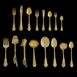 Faqueiro japonês dourado. Marcado Japan, Continental Stainless. constando de: 12 garfos grandes, 12 facas grandes, 12 colheres para sopa, 12 garfos p/ sobremesa, 12 facas para sobremesa, 12 colheres de sobremesa, 12 garfos para peixe, 12 facas para peixe, 12 colheres p/ chá e 10 colheres p/ café e 8 peças de servir, Lote pertencente ao acervo de tradicional família paulistana de Américo Moreira dos Santos e Anella Mafalda Malzoni.