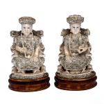 Par de estatuetas chinesas em marfim, realçadas em nanquim, representando casal de imperadores em trajes formais sentados em seus tronos. Peanhas em madeira. 9 x 5 cm (esculturas). 2 x 6 cm (base). Este lote encontra-se em Belo Horizonte, MG, e só estará disponível em nossa loja a partir do dia 13 de Outubro.