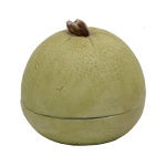 Pequena fruta em porcelana chinesa policromada com interior revelando casal em cena erótica. 7 x 7 cm. Este lote encontra-se em Belo Horizonte, MG, e só estará disponível em nossa loja a partir do dia 13 de Outubro.