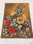 Linda tapeçaria com flores, etiqueta Meyer. Medindo 109cm x 78cm.