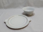 Pequena bandeja redonda com alça e bowl em porcelana Portuguesa Vista Alegre com friso verde e ouro,padrão Confeitaria Colombo. Medindo o bowl 15,5cm de diâmetro x 7,5cm de altura. A bandeja possui um leve bicado.