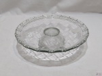 Prato de bolo em vidro ricamente moldado com pé central. Medindo 31cm de diâmetro x 7cm de altura.