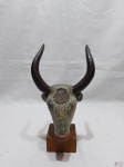 Escultura na forma de touro em cerâmica com base em madeira. Medindo 24cm de altura.